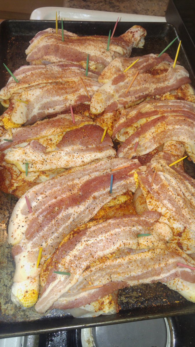 sptmnky's tweet photo. #drooooool #alert Smoked chicken covered in #BACON w/asparagus https://t.co/QfRaEvH965