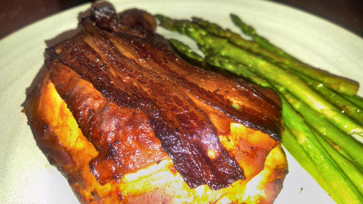 sptmnky's tweet photo. #drooooool #alert Smoked chicken covered in #BACON w/asparagus https://t.co/QfRaEvH965