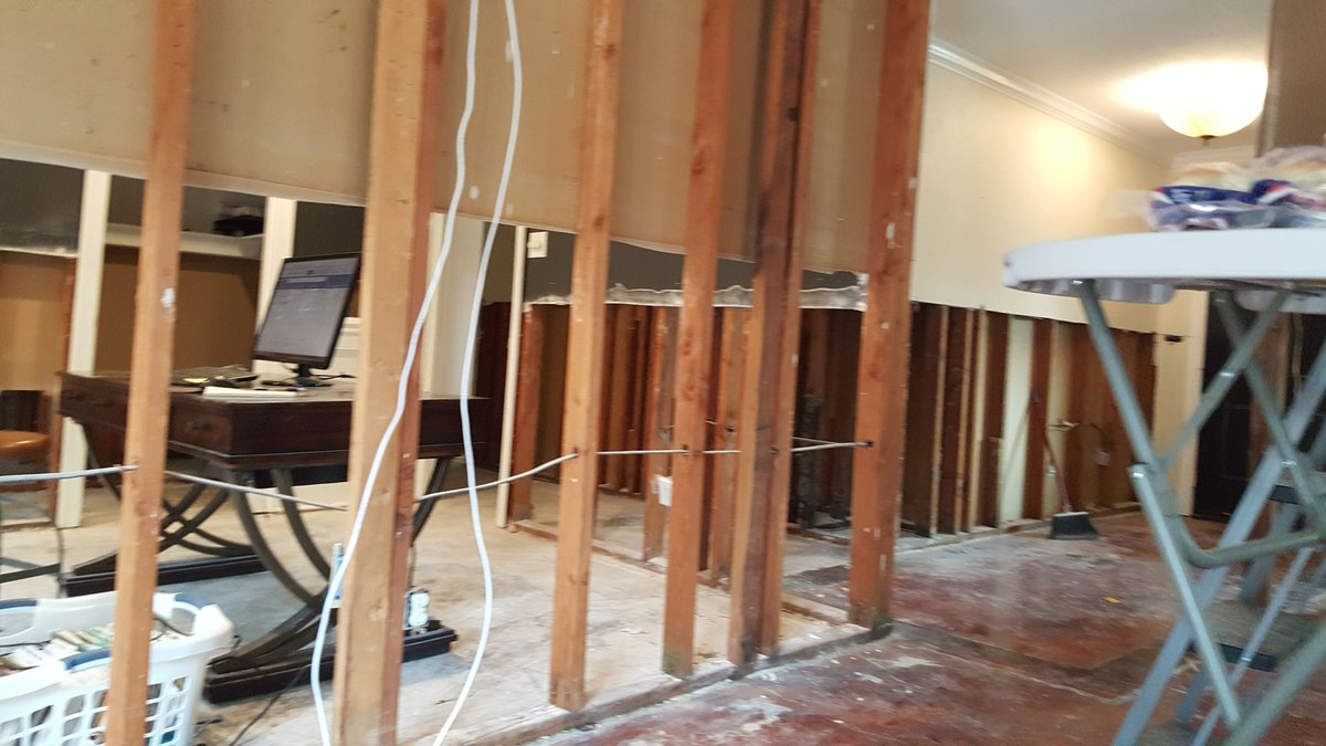 sgosborne14's tweet photo. Thanks to #HurricaneHarvey we suddenly have #fixerupper? What do we do @joannagaines &amp; @chippergaines? Lol. We will #rebuildhouston https://t.co/rAOdeT3GLW