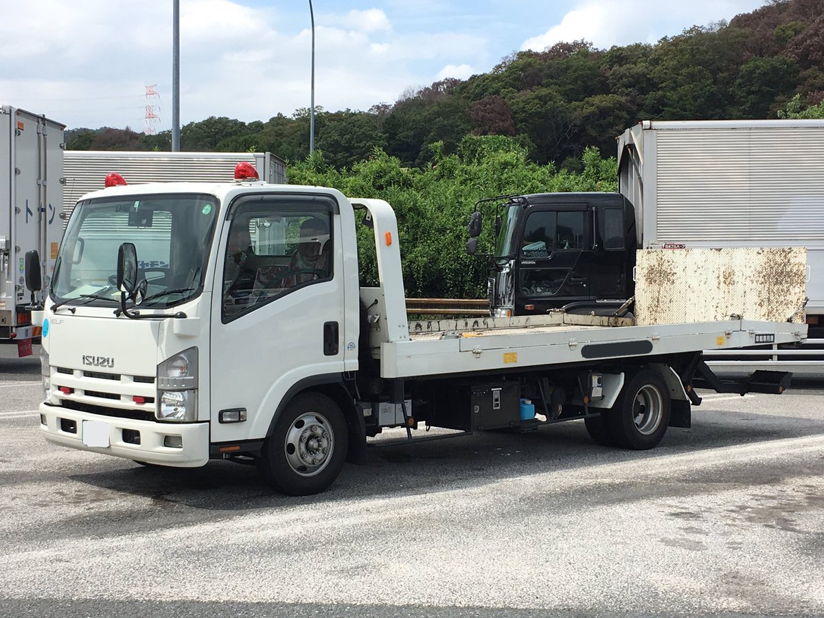 阪警 Twitter પર 民間レッカー 車載専用車 某県サービスエリアで赤色灯が目に入って マル機かな 高速隊かな と思いながら近づくと民間でした D 前赤付きでオニギリ2個載せが素敵です