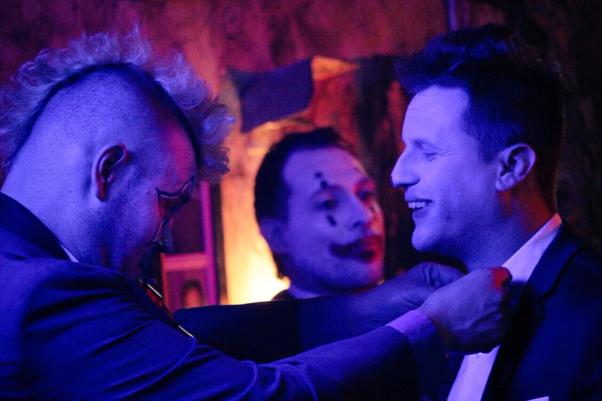cuadradoagu's tweet photo. En la grabación del clip de #Frijoles En detalles @MarcosOzamis 🎷y haciendo de las suyas atrás el gran @RaulSencillezOK 🥁 #Caligaris20Años https://t.co/t3FP4QyKF9