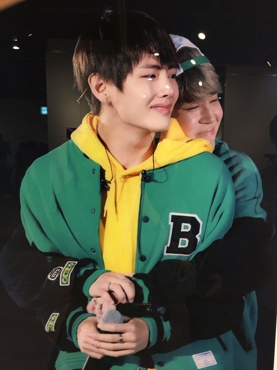 ElvirkA_A_'s tweet photo. @taehyungpic Hi Dear)All Army spread this tag please help we #WeStandTae
#WeStandTaehyung https://t.co/FHbHp2XeRV