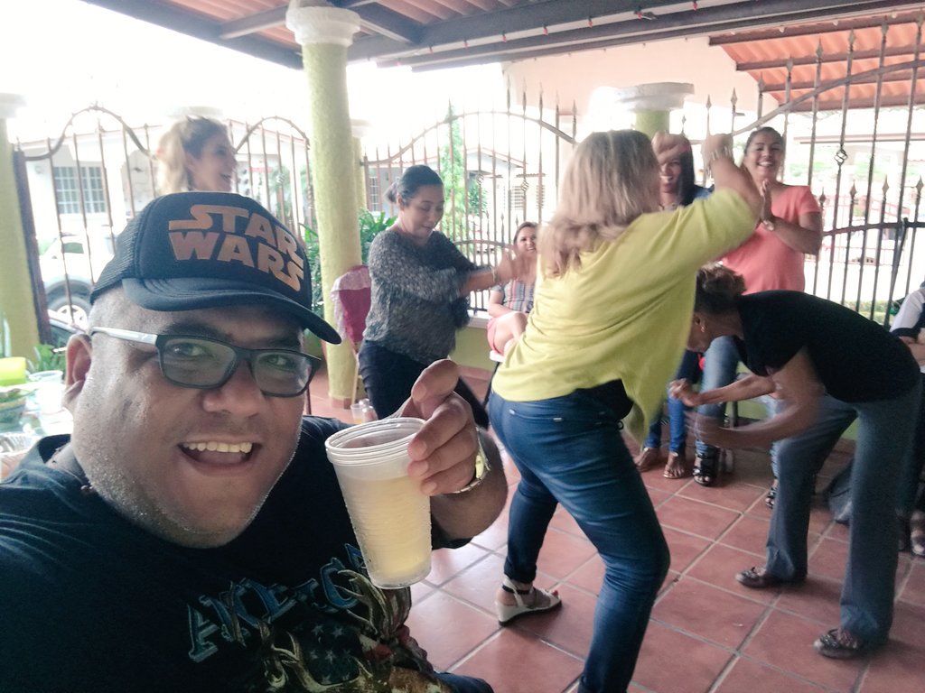 GJesusCastillo's tweet photo. Coño mi comisionado #Fanuco y @la_cascara me tienen jodido estoy en fiesta familiar y no puedo tomar más de 2 cervezas #cuandomanejenotome https://t.co/QS3Van1uMy