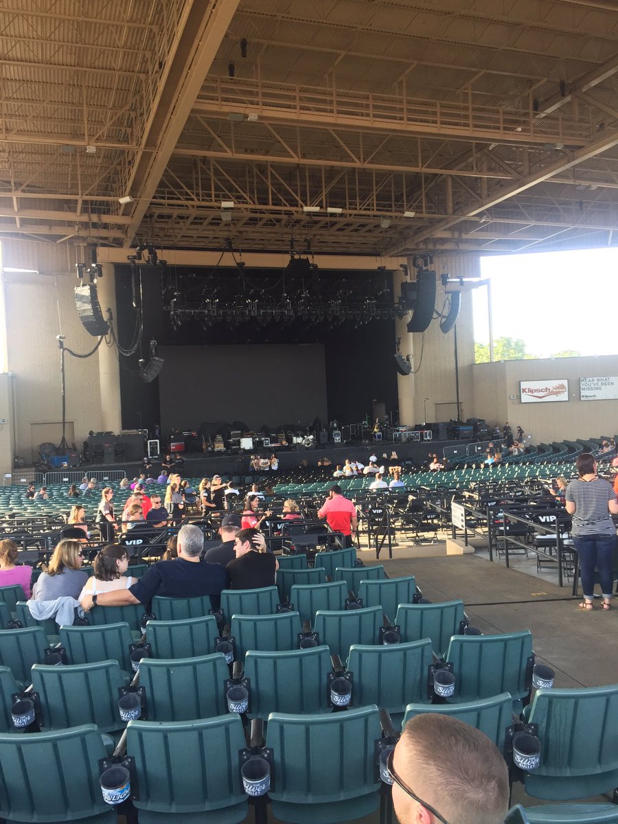 melissatully08's tweet photo. Closest I've ever been for @JohnMayer https://t.co/NQyNZcrtAX