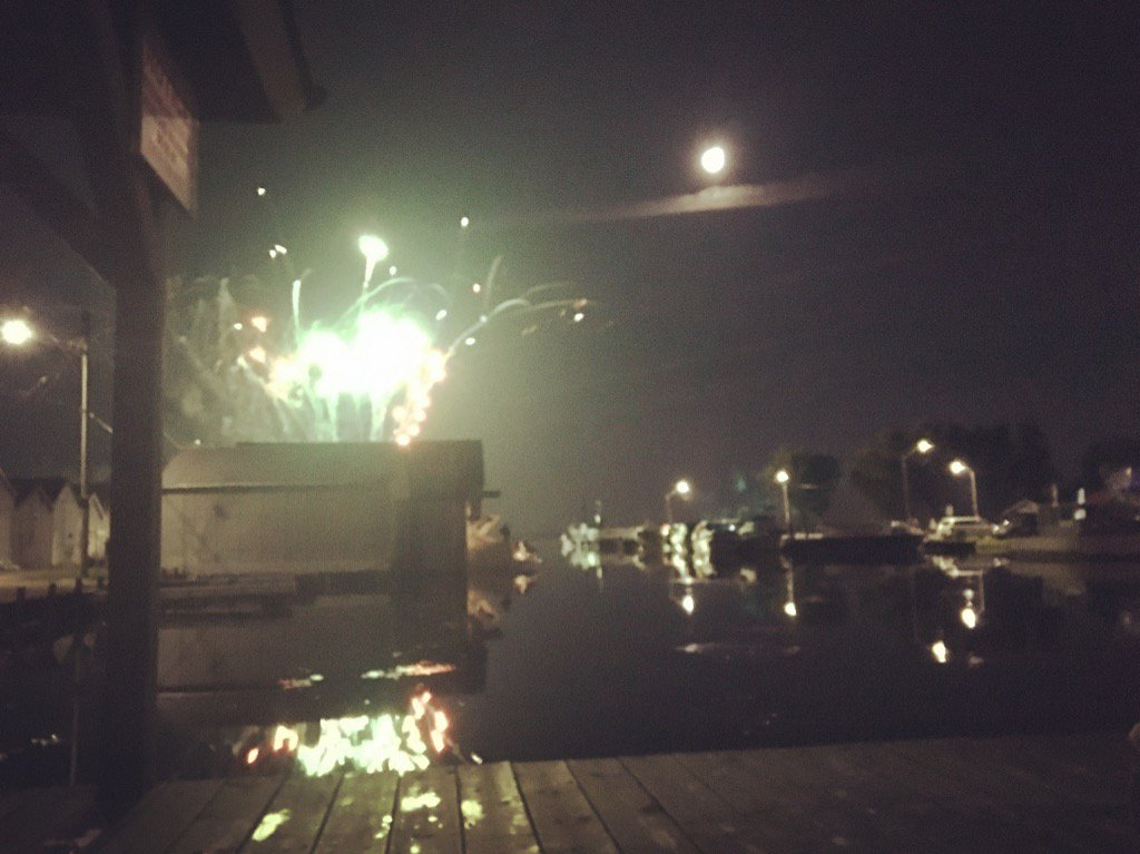 JRDiGS's tweet photo. Big bright moon & blazing 💥 over the #innerbay & #boathouses on a #SmallTown SundayNight #PortRowan https://t.co/ffXZ2ohMTH