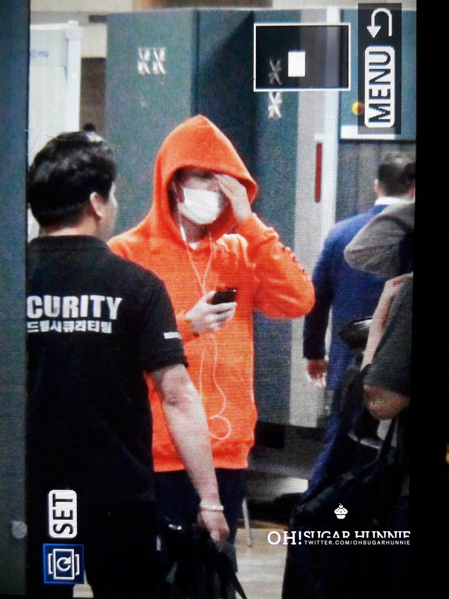 OhSugarHunnie's tweet photo. 170904 인천공항 #세훈 #SEHUN 
🍊😎 https://t.co/xLZf2tLUEU
