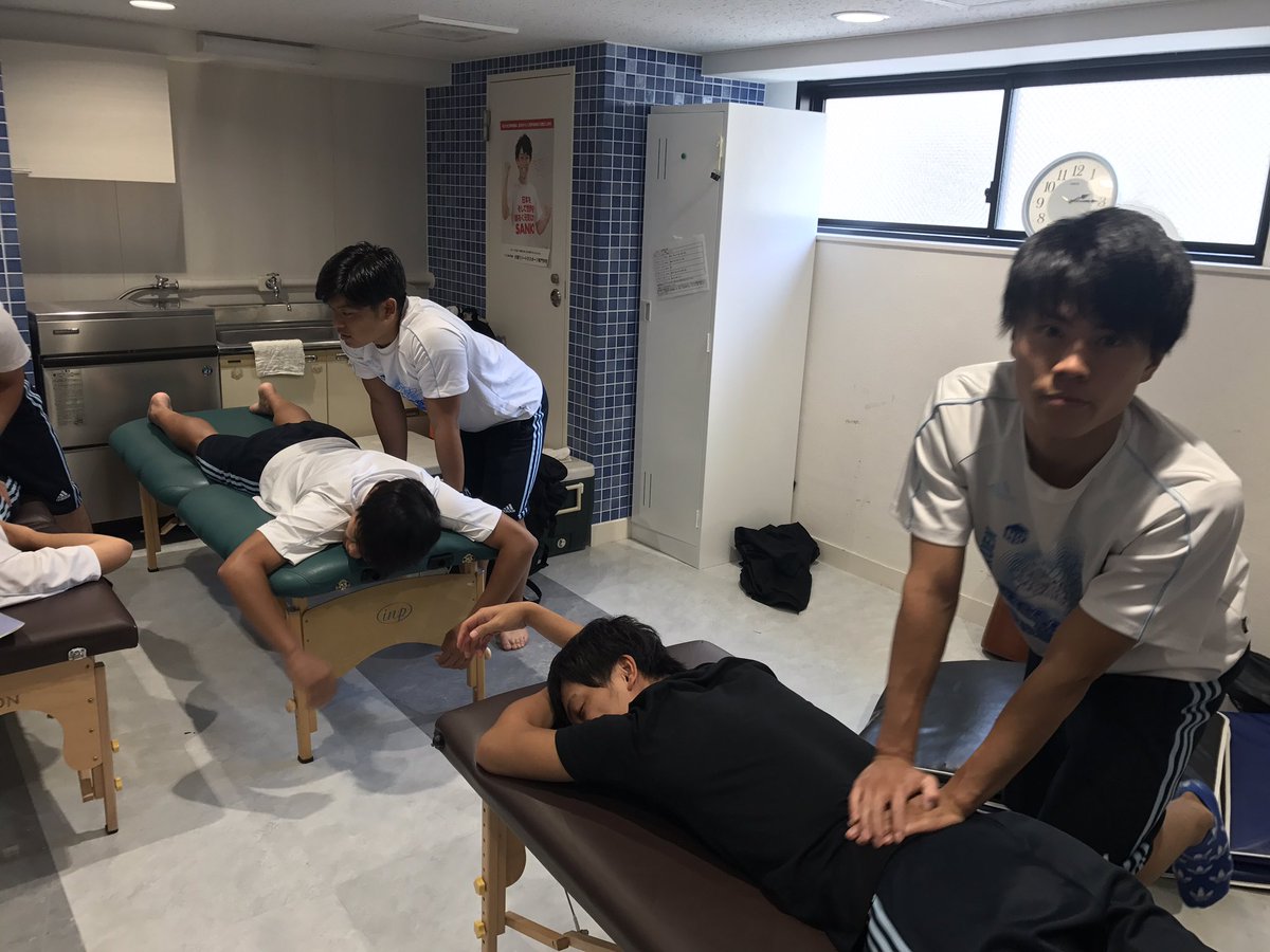osakars's tweet photo. 【✨クラスの様子✨】
リラクゼーションの授業の休憩時間(^^)
経験豊富な先生から、マッサージを学んでます‼️‼️
👉https://t.co/8QNLsvoWP2
#リゾスポ #リラクゼーション #マッサージ #トレーナー #ST2A https://t.co/FXY4zYWSRn