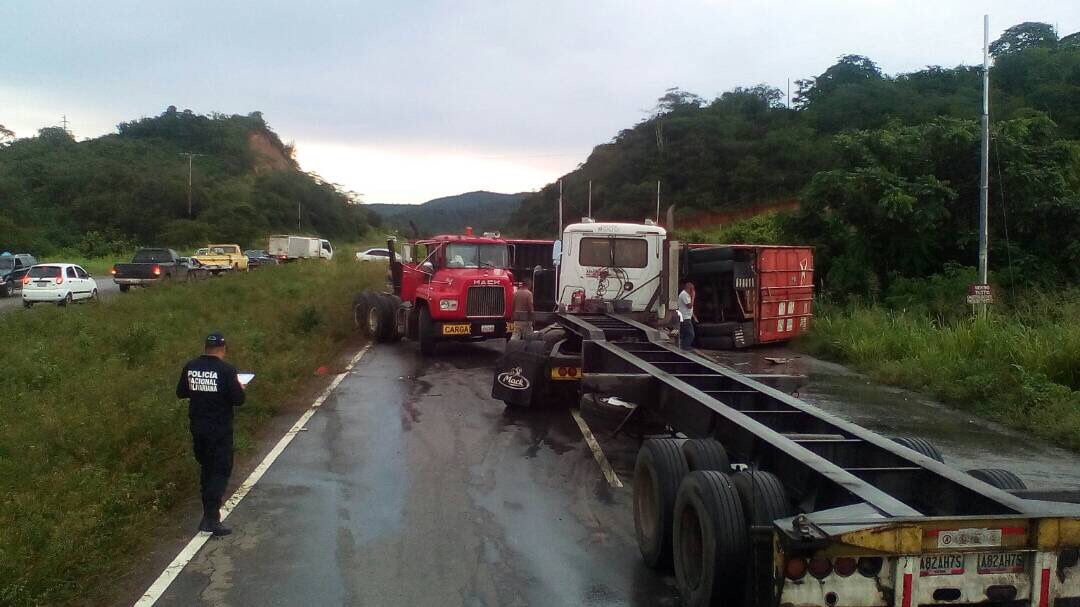 NotiMirandaVzla's tweet photo. #3Sep Autopista Barcelona anaco sector barbacoa #anzoategui 7.15pm #ReportaMiranda @TuTaxistaVial https://t.co/mtE8SPK04M