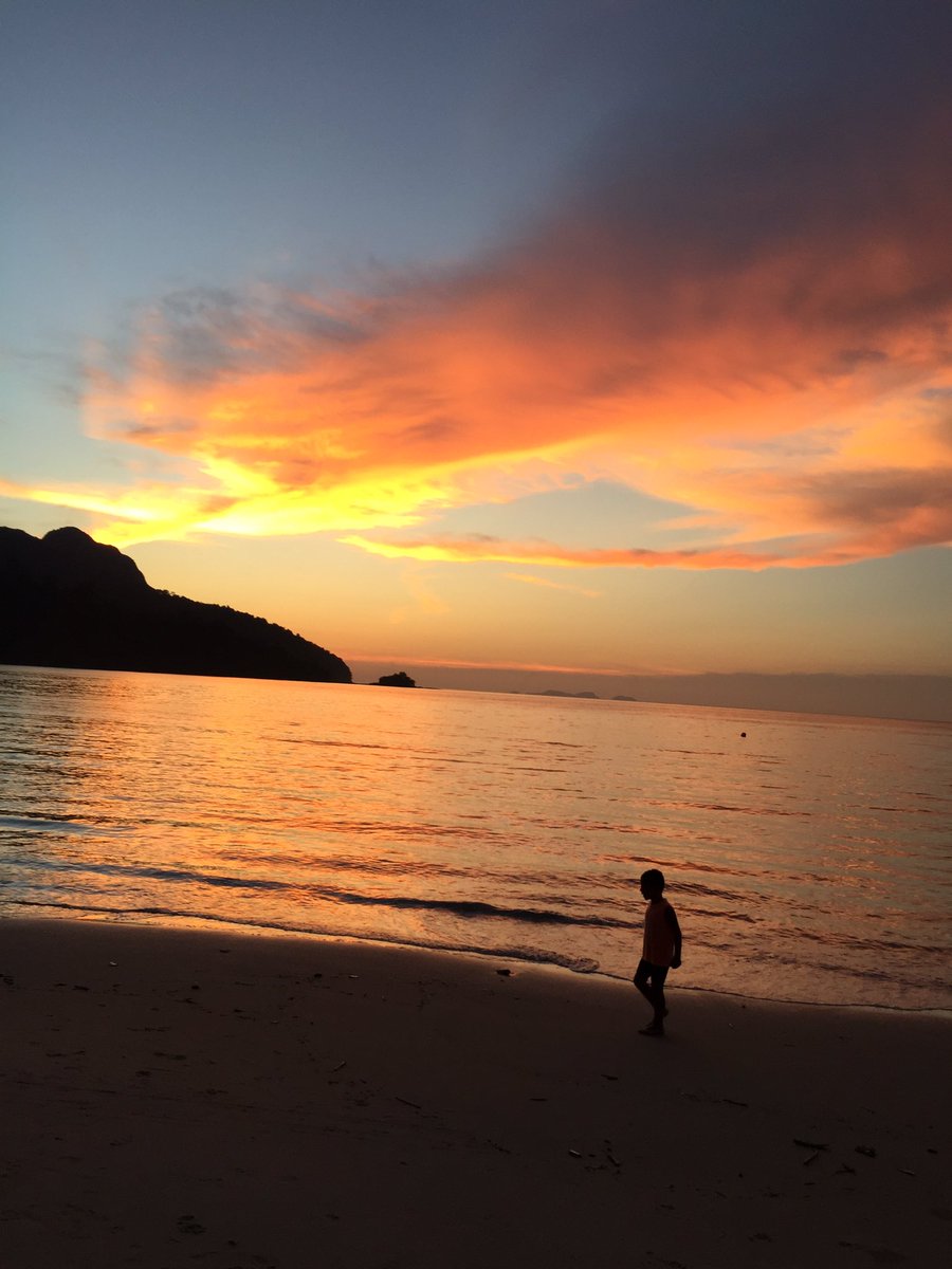 scorpiontwit's tweet photo. And I thought only @planetepics can post such beautiful pictures ! That's #DataiBay on 2 different evenings !! #Sunset #RiotofColors https://t.co/wNK9A3pxtm