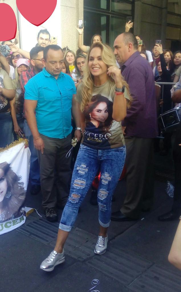 Aicha_Lucero's tweet photo. Amoooo amooo amoooo amoooo suuu sonrisaaa amoooo @LuceroMexico 🙆😘 https://t.co/dGZt6oS9ps