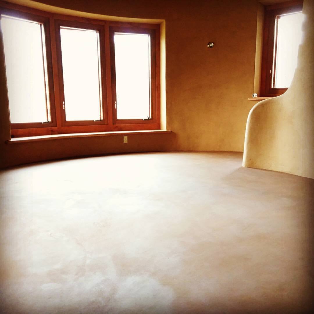 buildnaturally's tweet photo. #adobefloor & #cob walls for mass inside, outer insulating #strawbale walls
#energyefficient #netzero #naturalbuilding #beauty #claymagic https://t.co/0HdF56CD5h