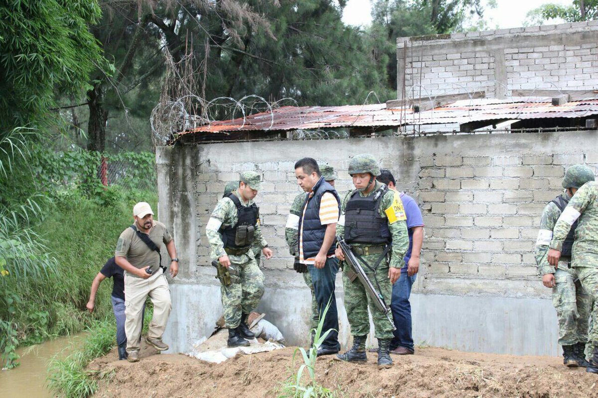 OSCAR_VERGARA1's tweet photo. Si alguien conoce a un sujeto llamado @AlejandroL_J que se dice Pdte Mpal de @GobXoxo díganle que la @SEDENAmx y @GobOax hacen su chamba. https://t.co/V8YFPrM7S3