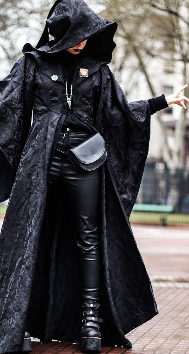 YouAreMyBezoar's tweet photo. Death Eater couture #PotterWalk pH: .@yvssssss https://t.co/Z7dcyUh5Ho