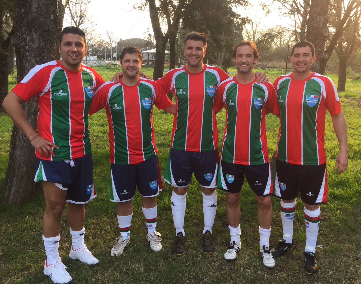 JahCapella's tweet photo. Mucho tiempo después...
@juanmapiriz @MatiasGirotti @Alcortudo @ferrotili 
Q viva el fútbol ...!!! https://t.co/eF2PAYW3re