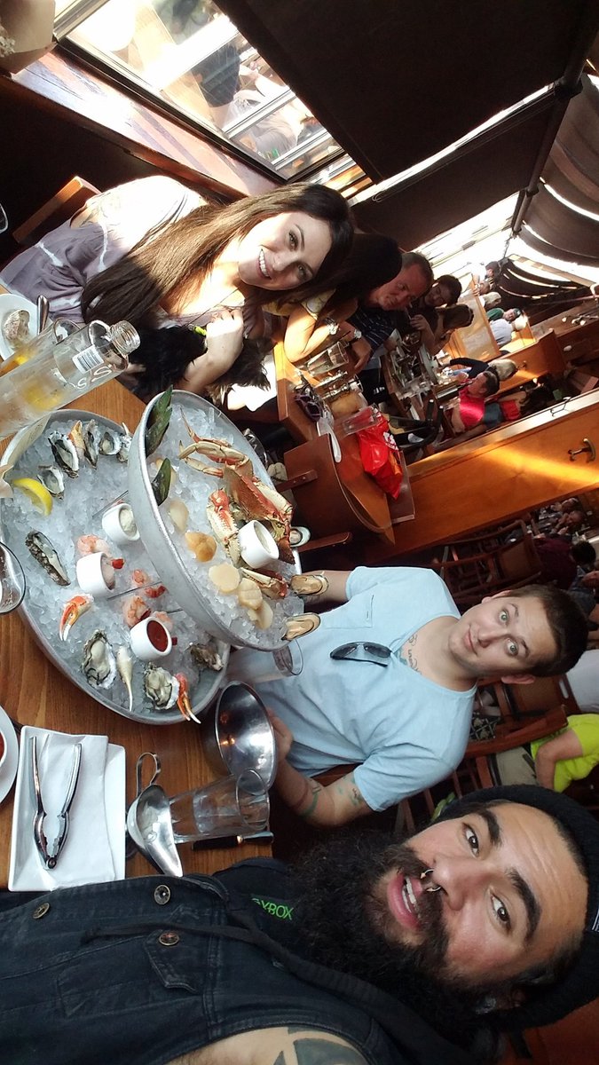 W0LFayame's tweet photo. Lunch with the man @ZachtehCEO and @MrsMoneyMatches #oysters #foook https://t.co/gdcARUQdFX