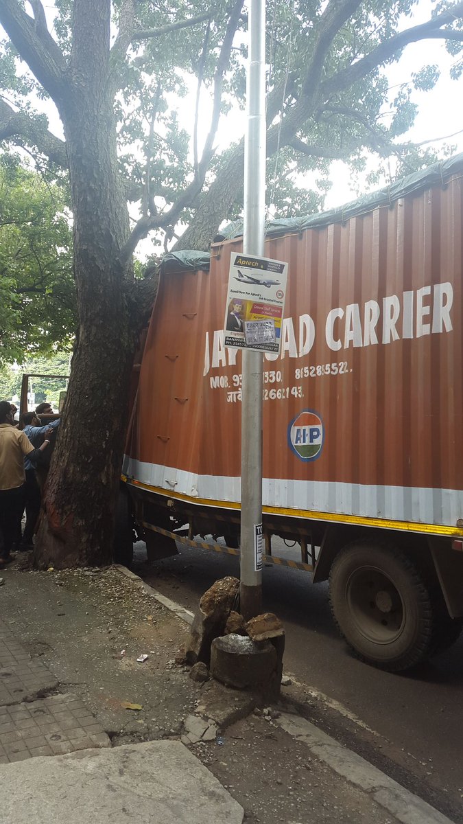 frazertowntraf1's tweet photo. accident in front  charls school hennur devis road flyover no movement of vehicles plz avoid for a while https://t.co/hjF8ql5BO8