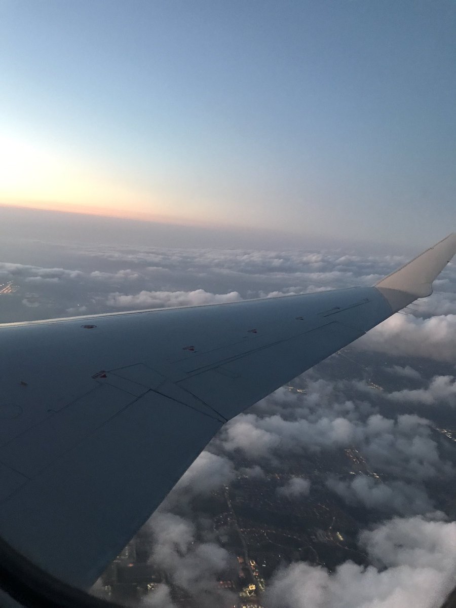 _mspennyyy's tweet image. #cloudvibes #sunset #flight #oklahoma #beautiful thank you #Lord for getting us home safe because you know flying ain&apos;t my thing. Lol ☁️ 🌅