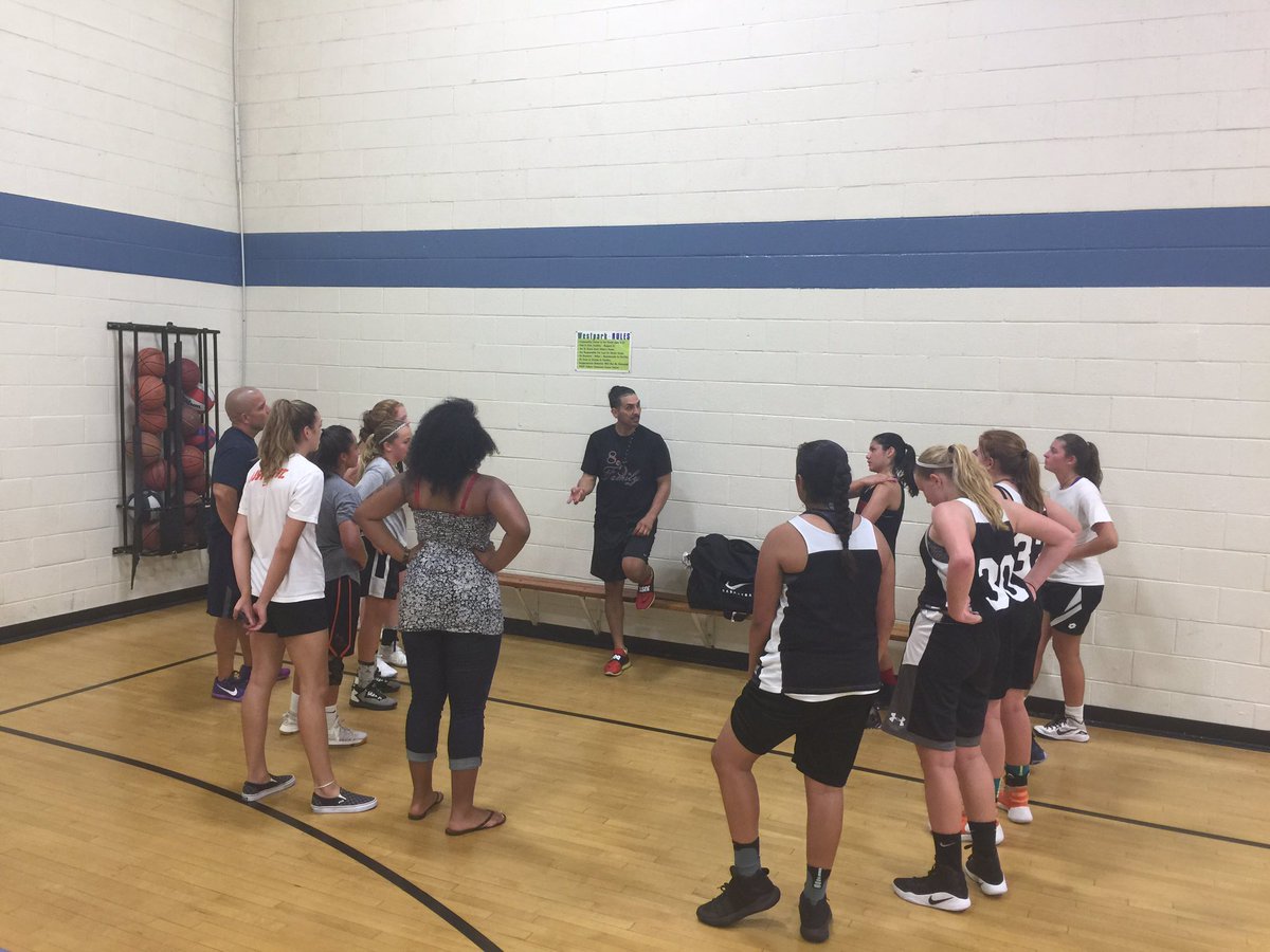 cjinca's tweet photo. Back in the Lab! #ballislife #keepgrinding #805Family https://t.co/FWIKsbAb4n