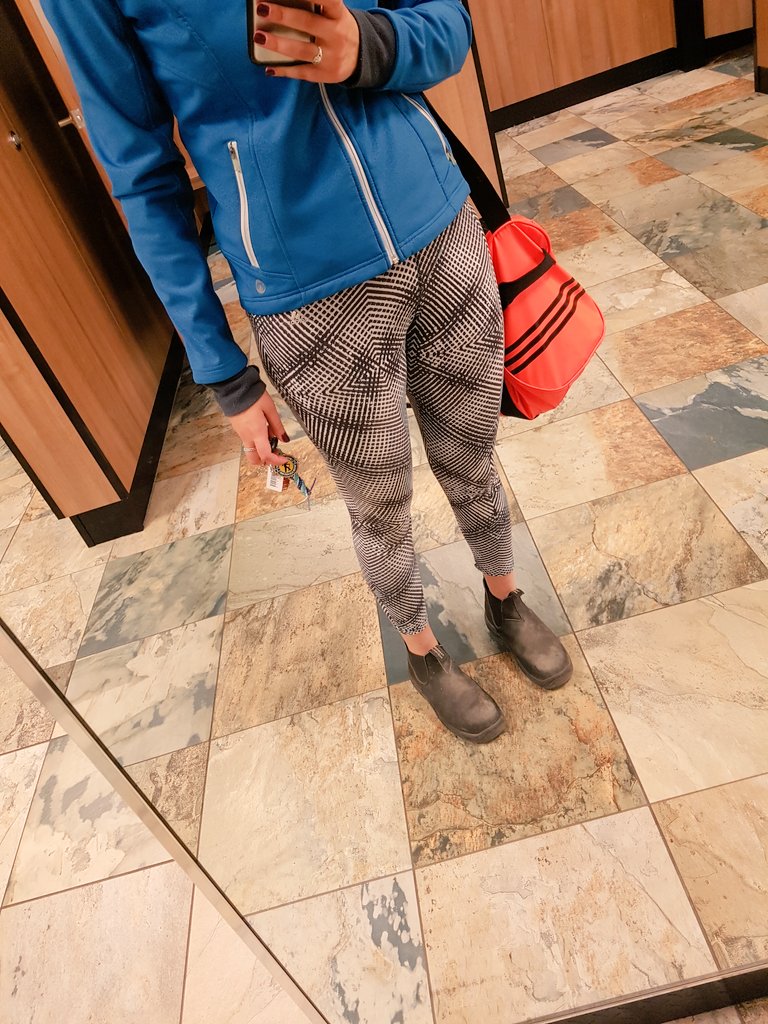jenna_deabreu's tweet photo. Making a #fashionstatement leaving the gym... #postworkworkout #fitfam https://t.co/aLQbfeLnHV