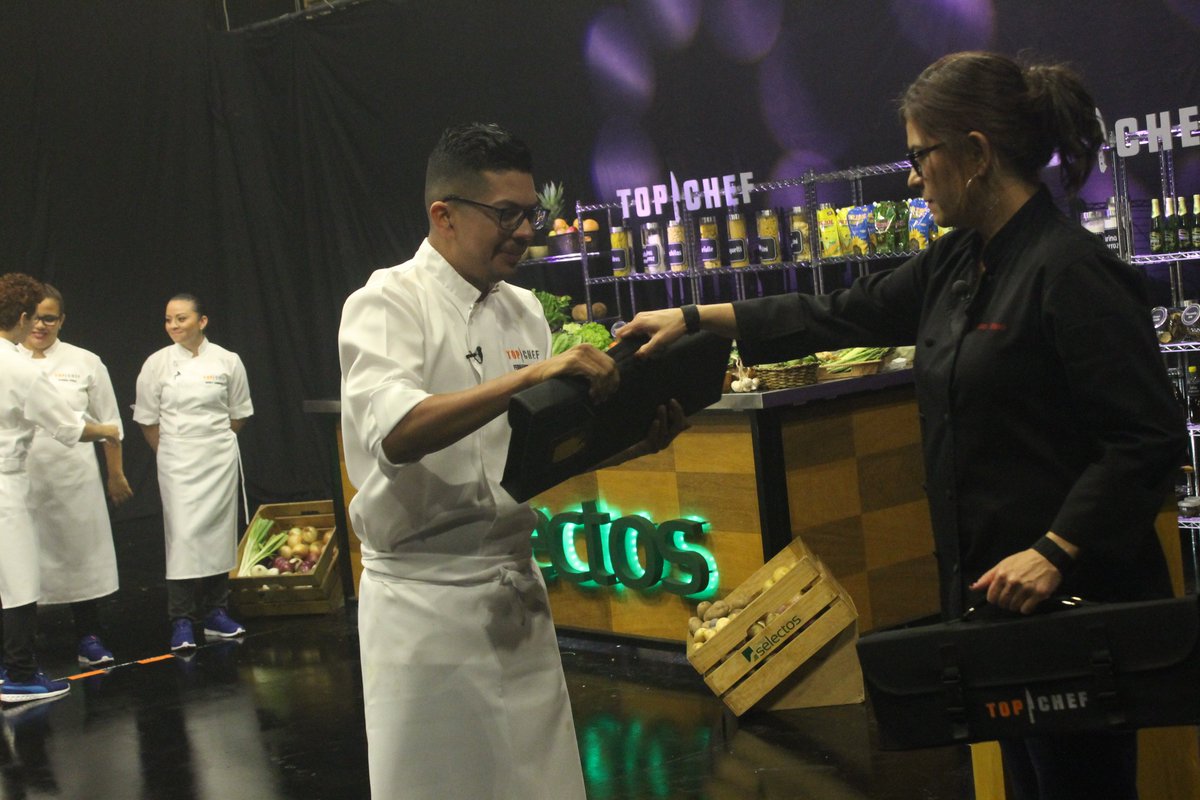 TopChefSV's tweet photo. Fernando y Benjamín fueron los únicos 2 participantes que convencieron el paladar de @ElenaTopChef y se van a las cocinas de #TopChef3 https://t.co/sIXAZwyIYw