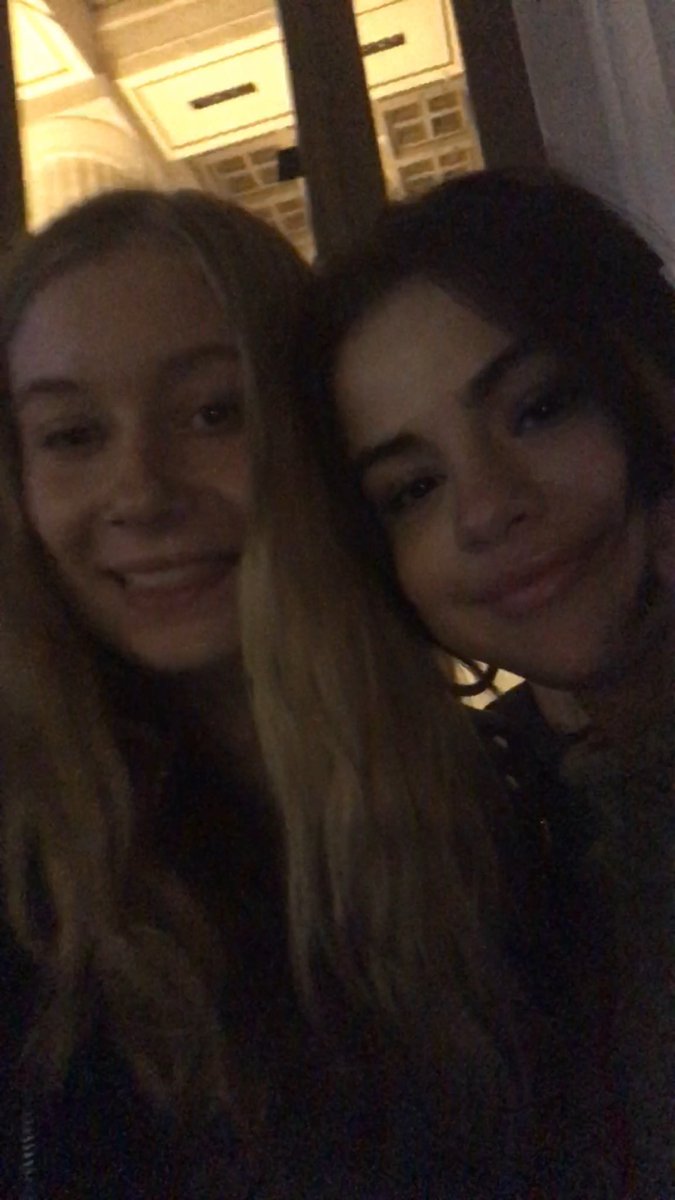 casualtyamanda's tweet photo. I LOVE YOU SO MUCH THANK YOU FOR STOPPING EVEN THOUGH PAPS SUCK @selenagomez https://t.co/9gI1UbfNtb