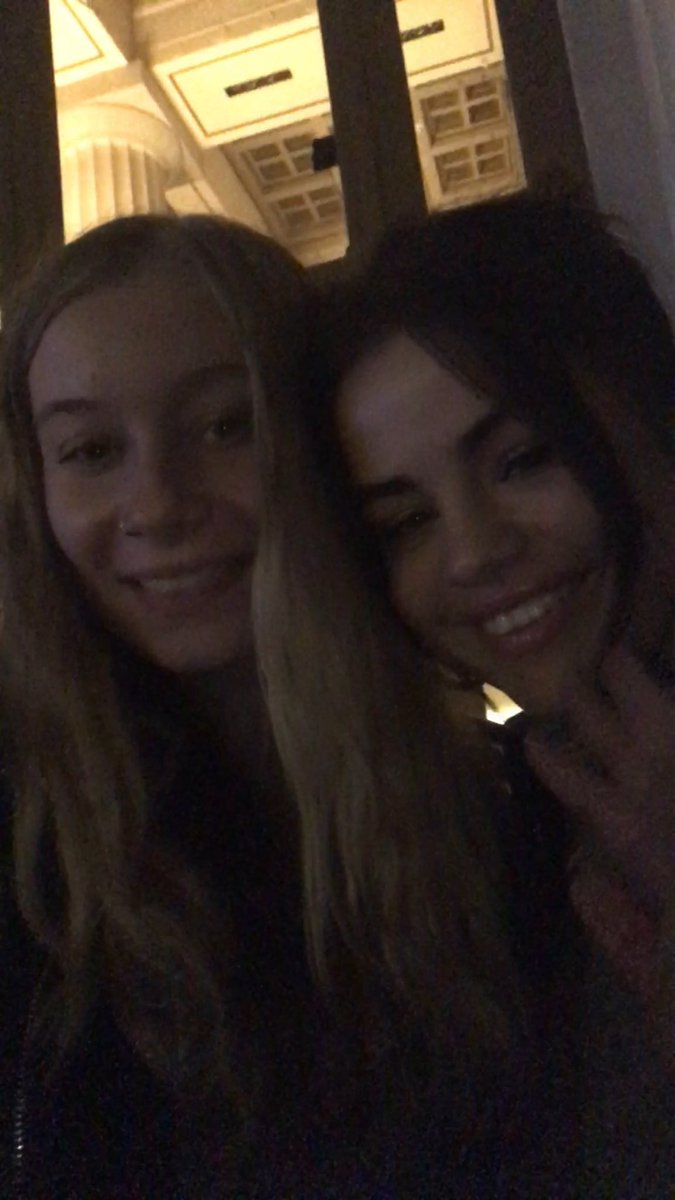 casualtyamanda's tweet photo. I LOVE YOU SO MUCH THANK YOU FOR STOPPING EVEN THOUGH PAPS SUCK @selenagomez https://t.co/9gI1UbfNtb