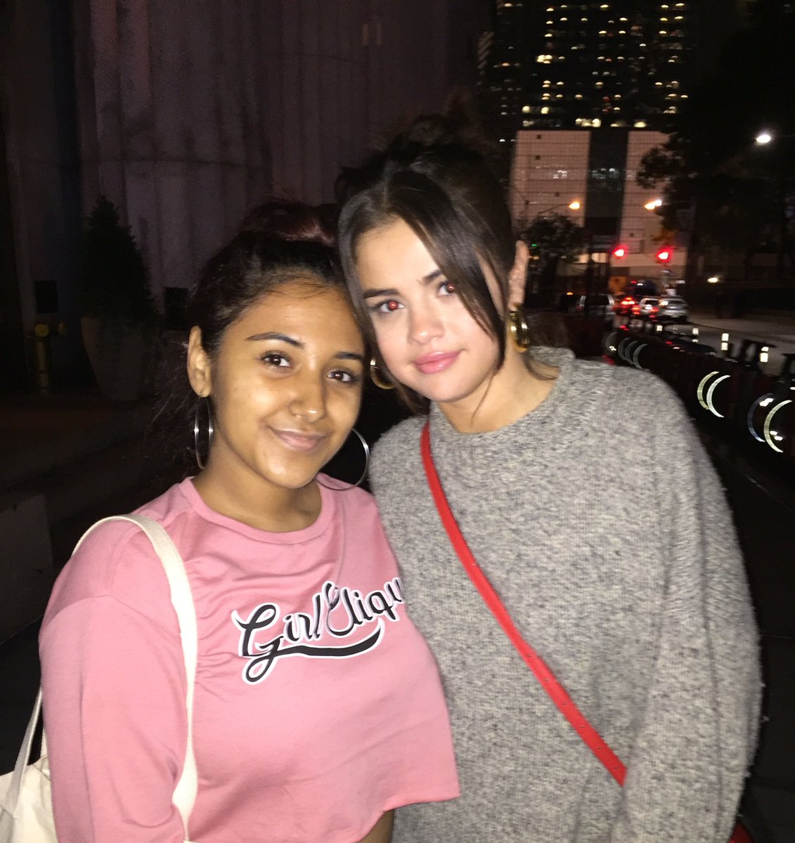 angelicajadiraa's tweet photo. nice meeting sunshine it's been wayyyy to long ☺️☺️❤️❤️@selenagomez https://t.co/WNwGIcxxAo
