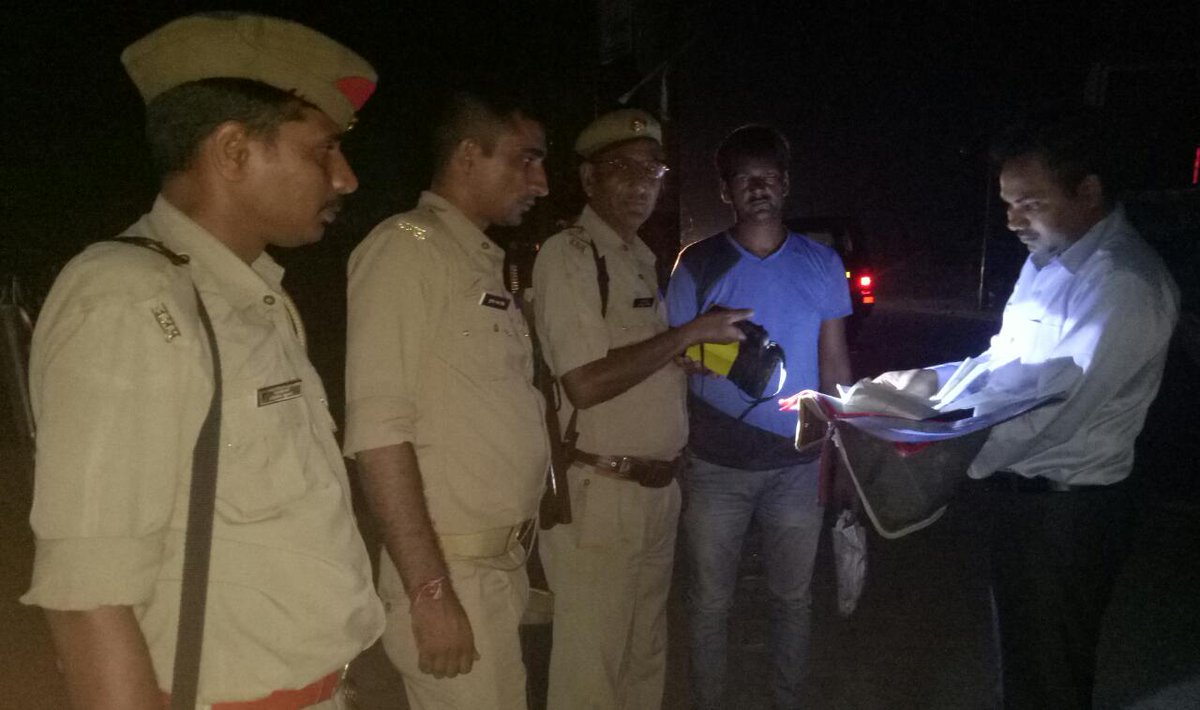 कन्नौज <a href="/kannaujpolice/">kannauj police</a> CO सदर लक्ष्मीकांत गौतम व तिर्वा CO मोनिका यादव ने रात्रिगश्त के दौरान वांछितो की तलाश सहित चलाया वाहन चेकिंग अभियान।