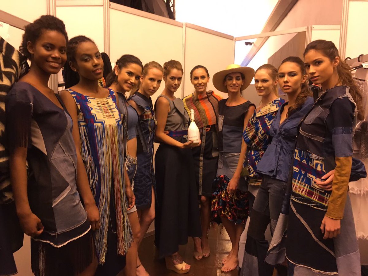 eri_rumipulla's tweet photo. Designer Book 2017 💙#innovacion #Quito #designerbook #informamodels #fashionshow #Backstage https://t.co/EBR1MdMBYb