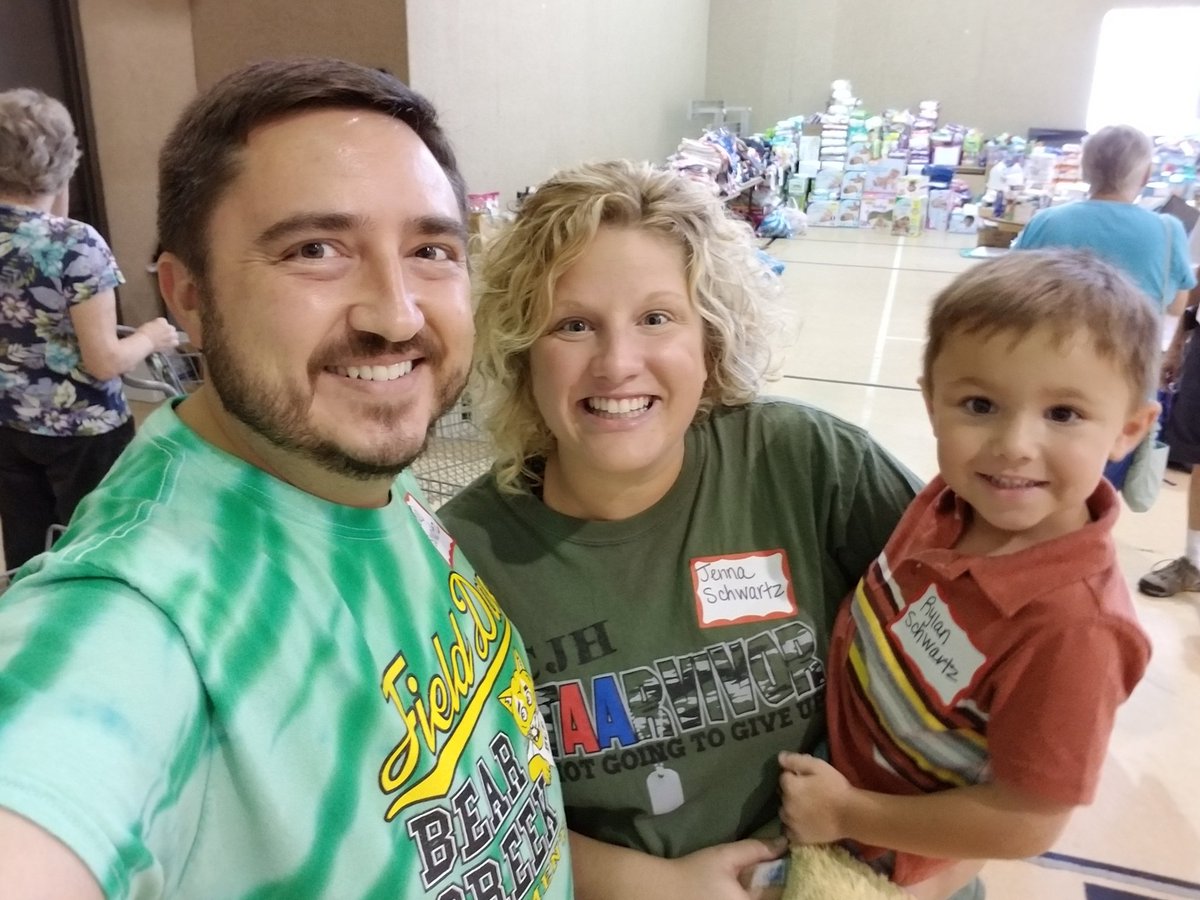 schwartz99's tweet photo. Volunteering to help those who lost homes to flooding in #Harvey... continued prayers to the Bear Creek area! #bearcreekstrong #bethelegacy https://t.co/78W2y4aI6N