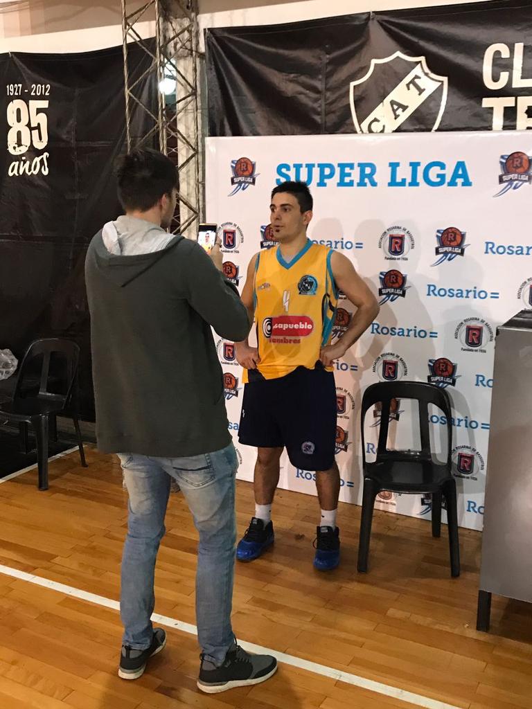 Estu festejo en el inicio de la #SuperligaBasquetRosario de la mano de Horacio "Pintita" Fascia con 37 puntos. <a href="/DeporteRosario/">La ciudad del Deporte</a>