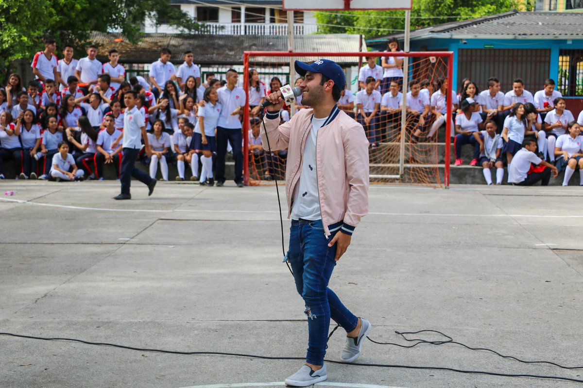 ChukeMusik's tweet photo. @Ancizarmusica Poniendo a vibrar con su musica a la gente de Ibague! https://t.co/OhaCebnXPv