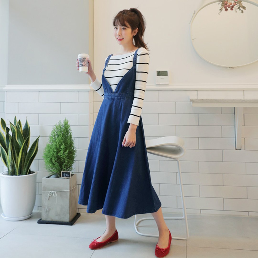Dholic デニムのカジュアルさとフレア シルエットの可愛さの絶妙なバランスが 秋のガーリッシュスタイルにおすすめしたい一着 ボーダーtでカジュアルムード満載な着こなしが可愛い サスペンダー デニムフレアワンピース 4 3 税抜 T Co