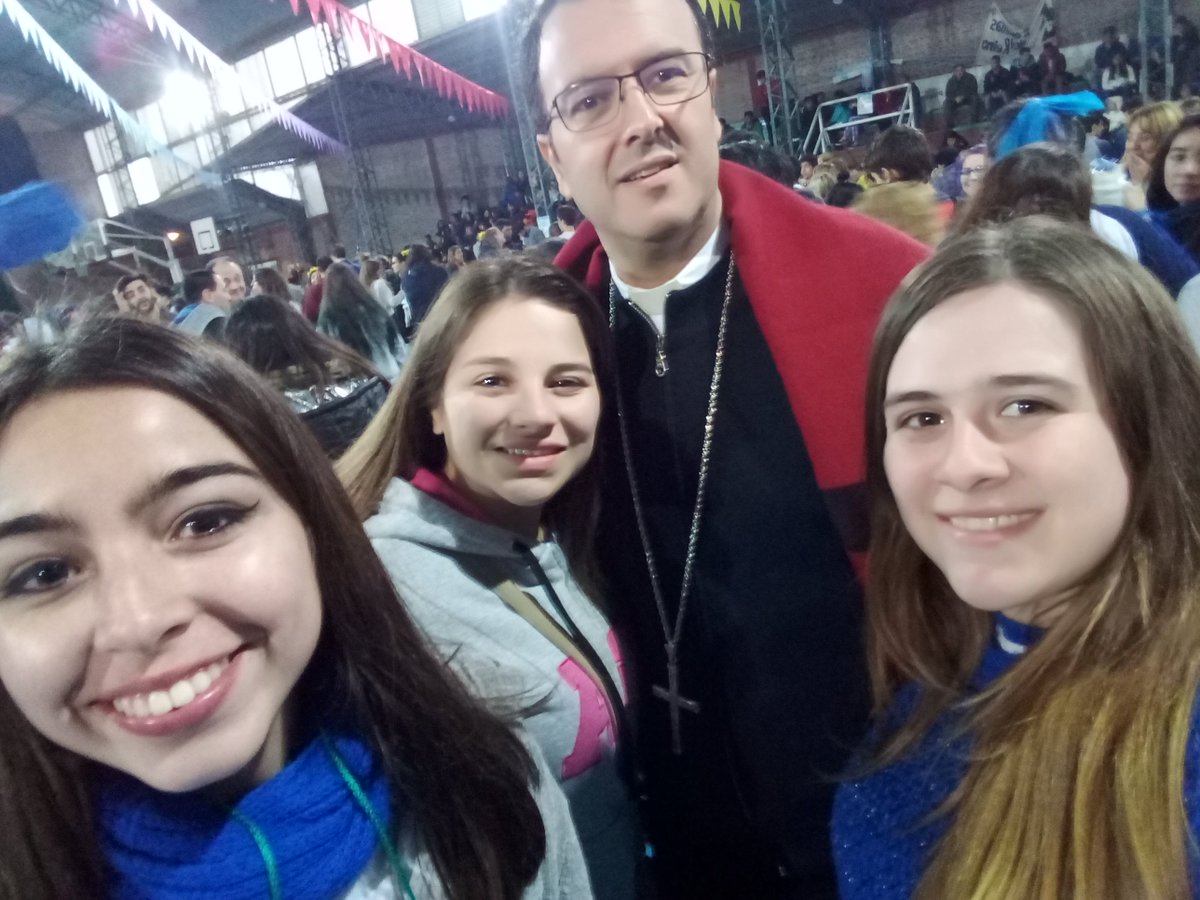 Yana_suarez_'s tweet photo. #MonseñorGabrielMestre #InvasionDePueblos #Pinamar2017 #YoTengoFotoConMestre #SoyInvasion https://t.co/VlDJU7Hib5
