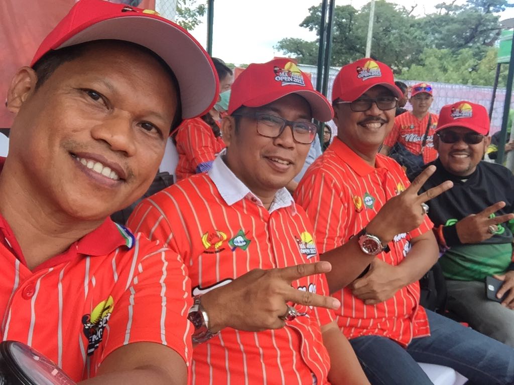 DinsosMKS's tweet photo. Kadis Sosial bersama Plt Sekda kota Makassar Menghadiri acara Makassar open internasional men &amp; women softball tournament 2017 kemarin. https://t.co/XcnVGJrFaL