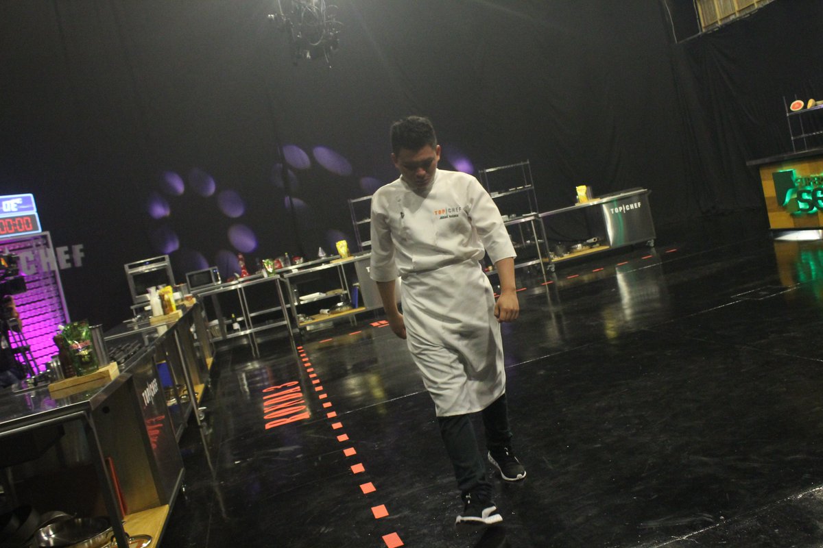 TopChefSV's tweet photo. Nancy logra entrar a las cocinas de #TopChef3 y de esta manera se convierte en la quinta mujer en competencia.Jose le dice adiós al programa https://t.co/Ioi3SoU5d1