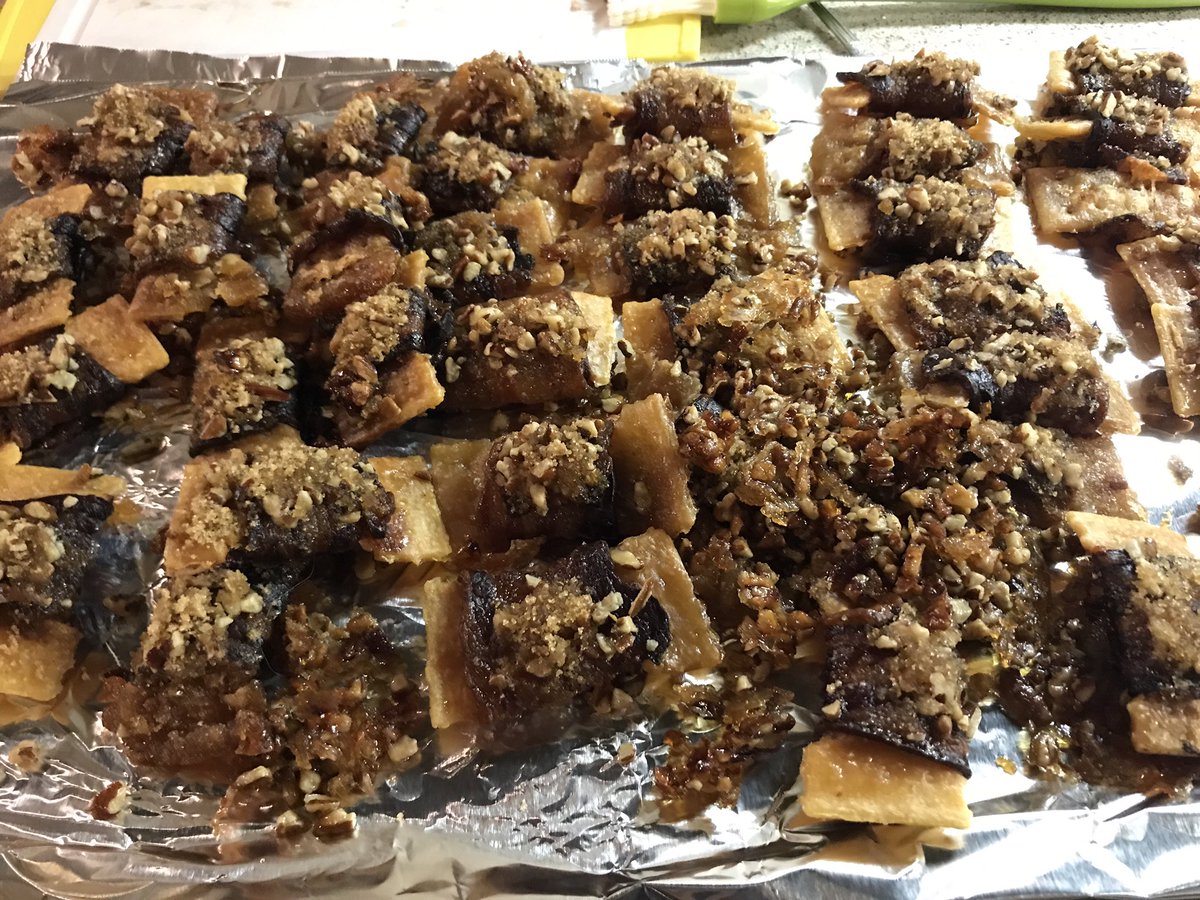 quiche4u's tweet photo. @FoodNetwork #2fav=take club crackers, wrap them in bacon, drizzle maple syrup, sprinkle w/brown sugar & coat w/roasted chopped pecans https://t.co/b8B0y6zkWn