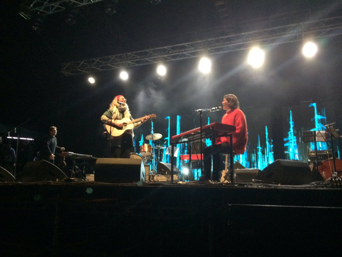 VanessaLimage's tweet photo. Les sœurs Boulay bercent le public de Rouyn-Noranda en reprenant "L'engeôlière" au spectacle Desjardins on l'aime-tu" #rcat #abitibi #fmeat https://t.co/auasmiyQLQ