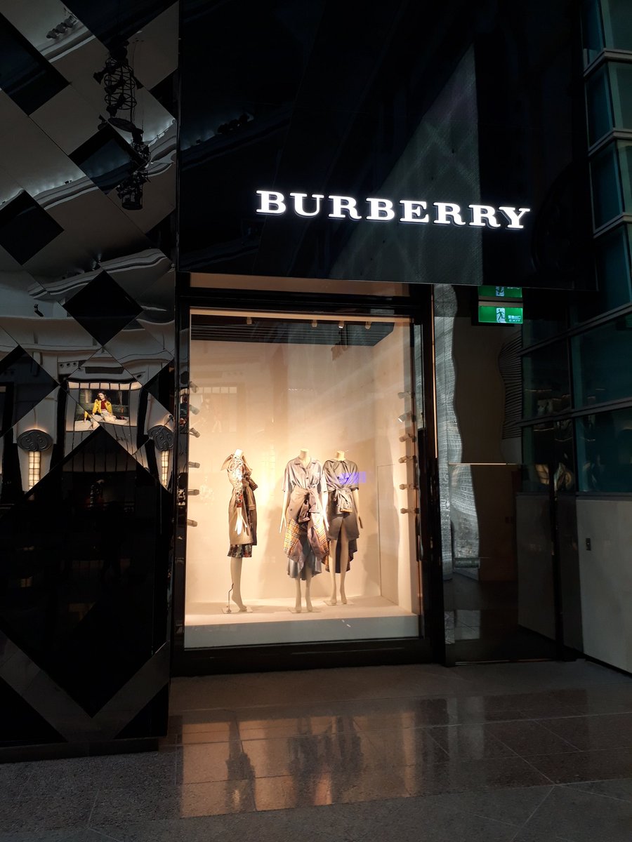 alexalarcon77's tweet photo. @Burberry #greatwindows #AMAZING #stylist #justperfect #bravo https://t.co/wMc6mLTw39