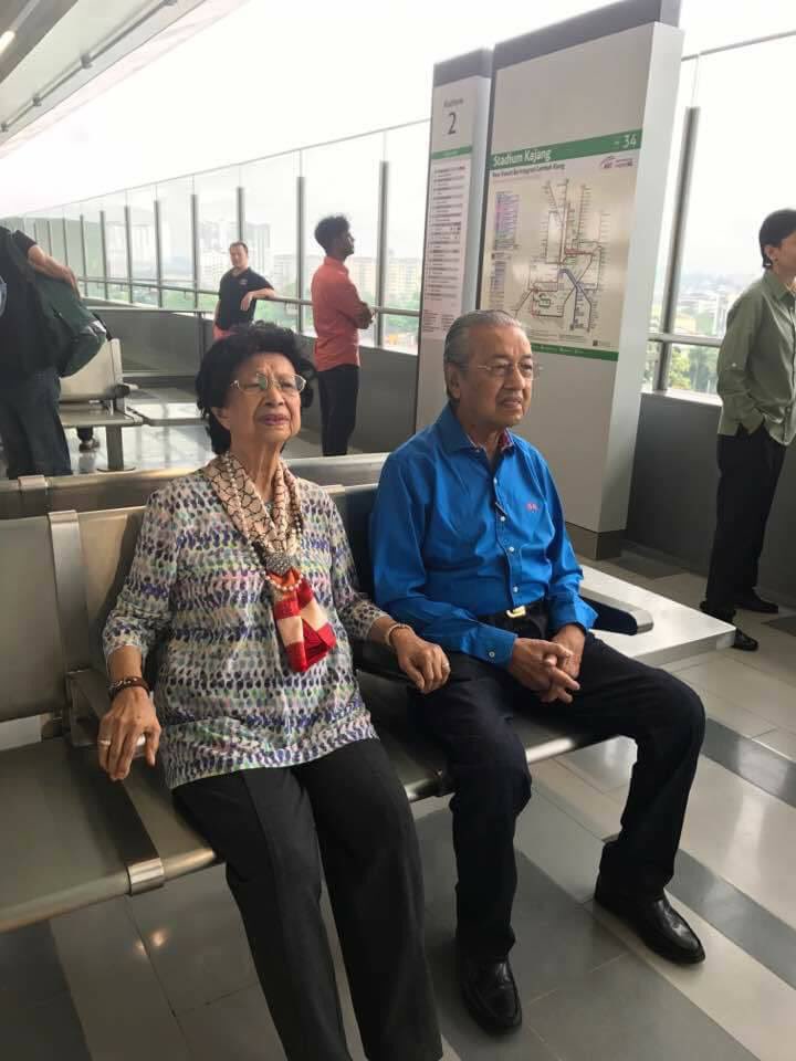 chedetofficial's tweet photo. Bersama isteri tersayang naik MRT Sg. Buloh-Kajang hari ini. https://t.co/nCA1CfrKPu