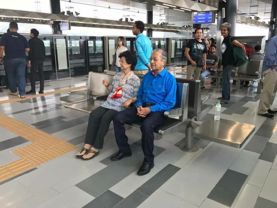 chedetofficial's tweet photo. Bersama isteri tersayang naik MRT Sg. Buloh-Kajang hari ini. https://t.co/nCA1CfrKPu