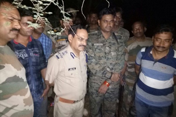डकैत शारदा कोल एनकाउंटर में ढ़ेर, पुलिस ने रखा था 12 हजार का ईनाम bhaskar.com/news/UP-JHA-da…