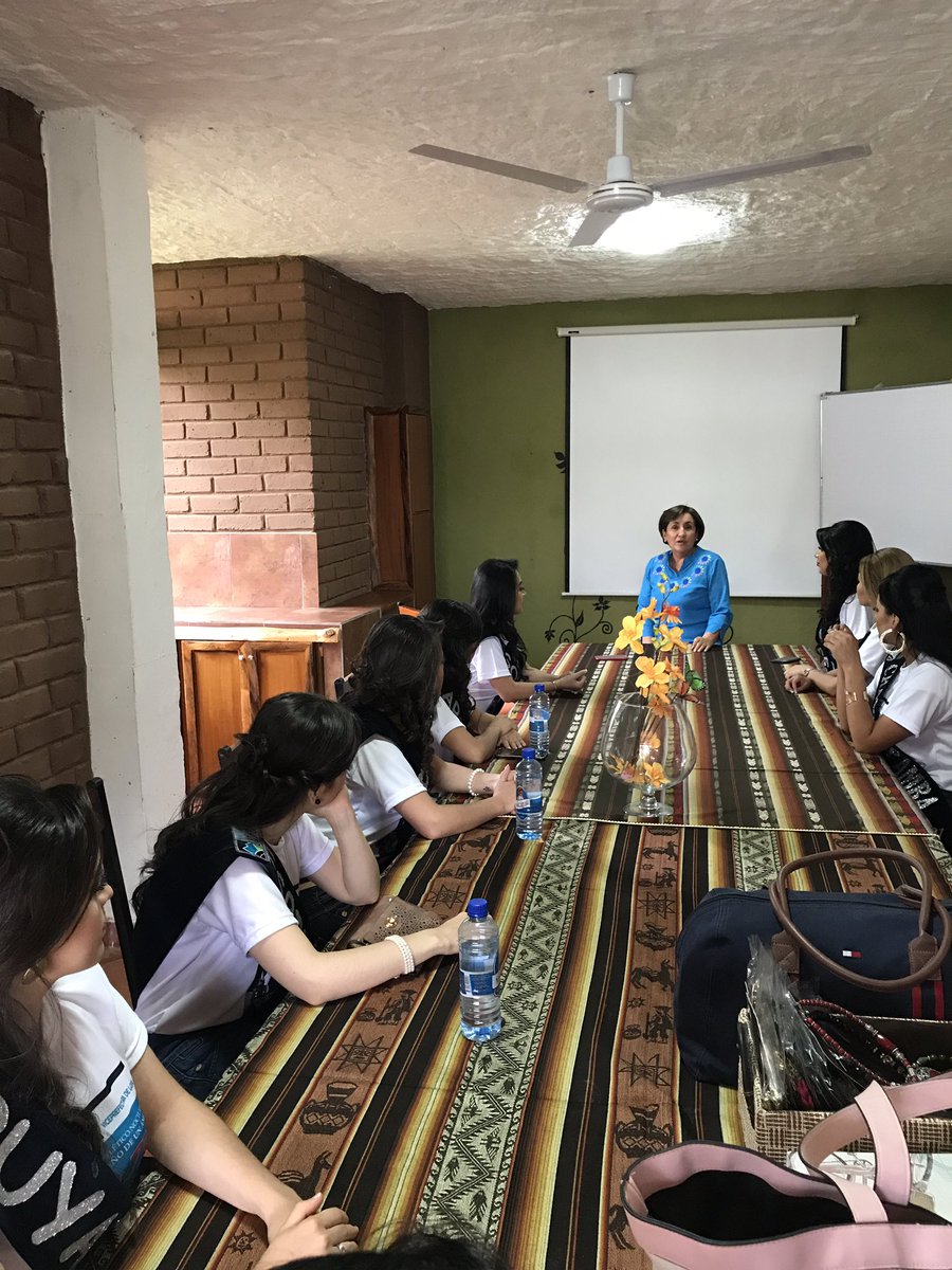 prefecturaloja's tweet photo. Hoy la viceprefecta @NiveaVelez se reunió con las candidatas a #ReinaDeLaProvincia quienes conocieron del trabajo de #CASMH 👑 https://t.co/37CbNbCZGN
