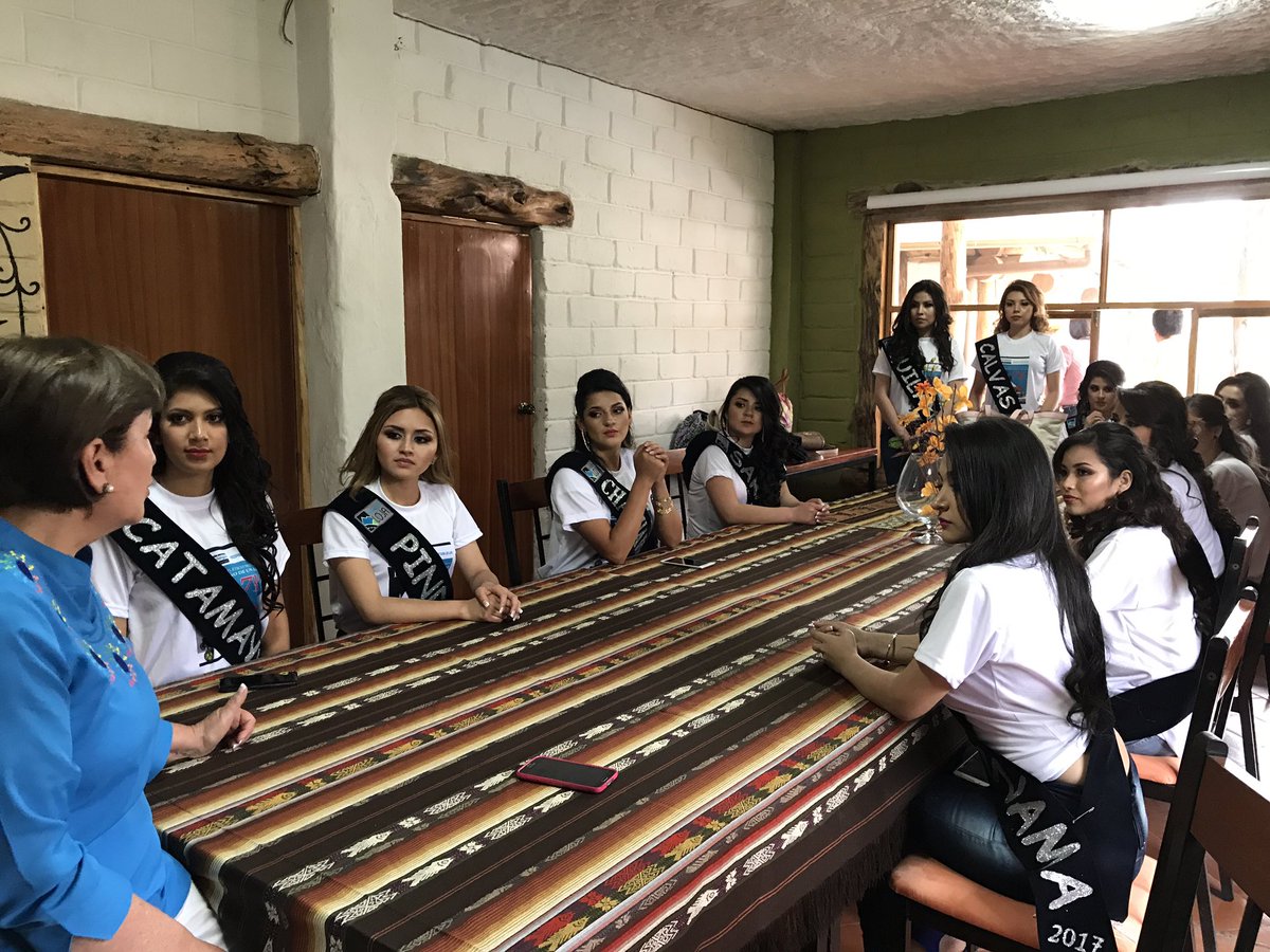 prefecturaloja's tweet photo. Hoy la viceprefecta @NiveaVelez se reunió con las candidatas a #ReinaDeLaProvincia quienes conocieron del trabajo de #CASMH 👑 https://t.co/37CbNbCZGN