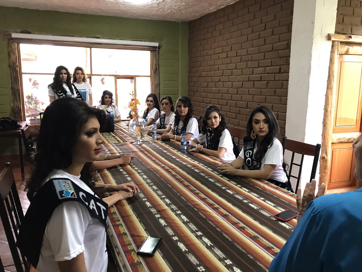 prefecturaloja's tweet photo. Hoy la viceprefecta @NiveaVelez se reunió con las candidatas a #ReinaDeLaProvincia quienes conocieron del trabajo de #CASMH 👑 https://t.co/37CbNbCZGN