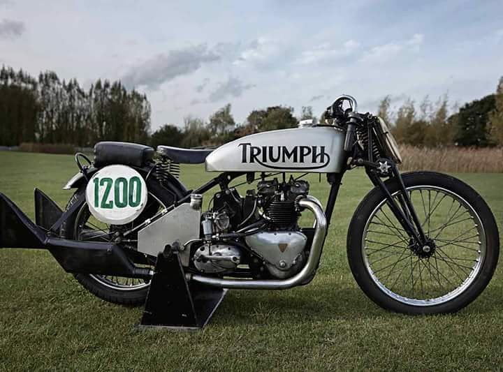 FamousCarsBikes's tweet photo. How awesome is this 1938 Triumph Speed Twin! #FamousInsurance #bikelife #famous #instamotorcycle #cars #bike #horsepower @famouscarsbikes https://t.co/jsWo7YFIZW