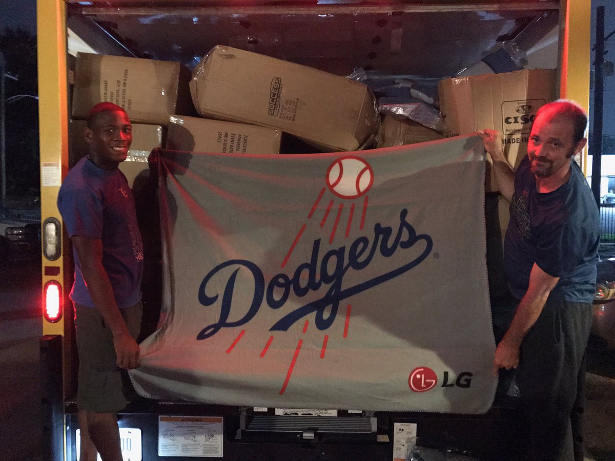 Dodgers's tweet photo. Shipment of 5,000 blankets have arrived in Houston via @LADreamCenter. #HoustonStrong https://t.co/dtmJj0Sd6g
