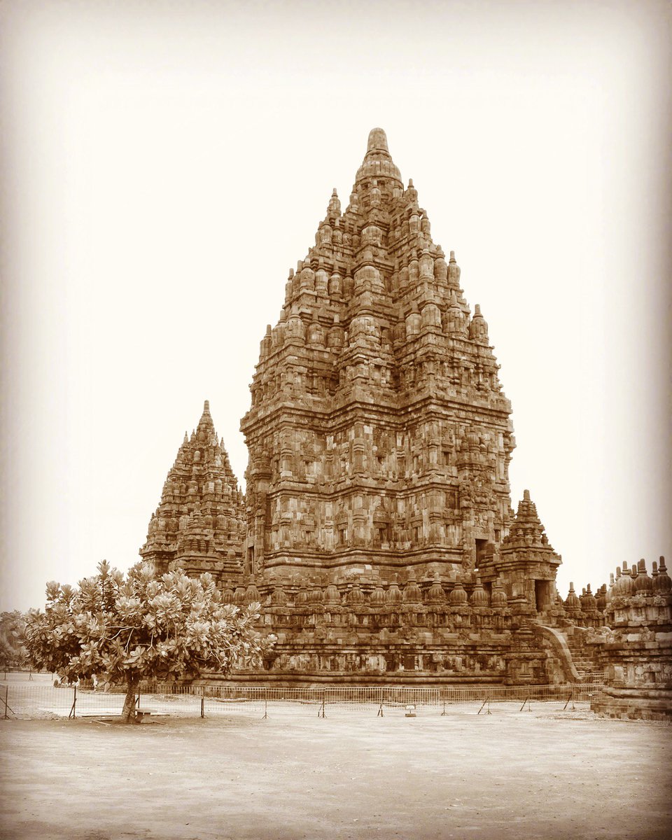Three3Steps's tweet photo. You wouldn't think that there is such another, #stunning #antice building around Yogyakarta. Have a look at the #beautiful Candi #Prambanan. https://t.co/0HJ7I2XpqV