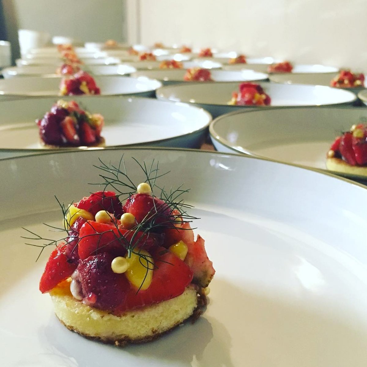 VoltaGent's tweet photo. Mise en place in de keuken van onze Volta. Summer Pop-Corn Camp!
#voltasummer #misenplace #popup2017 #dessert #strawberries #whitechocolate https://t.co/h4AfLNof15