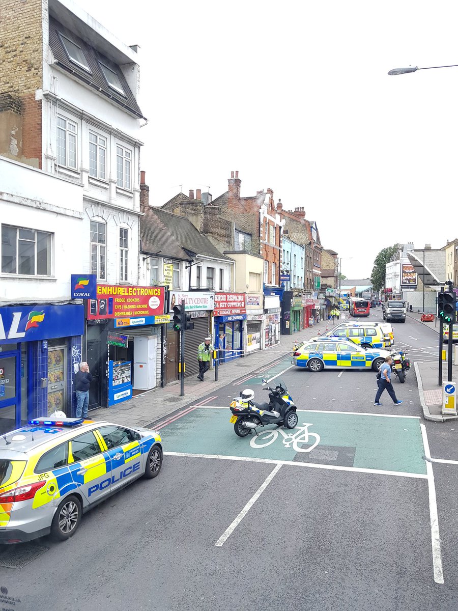 Traffic #ChaosAgents  in #Peckham Police everywhere and #peckhamroad closed. @TfL